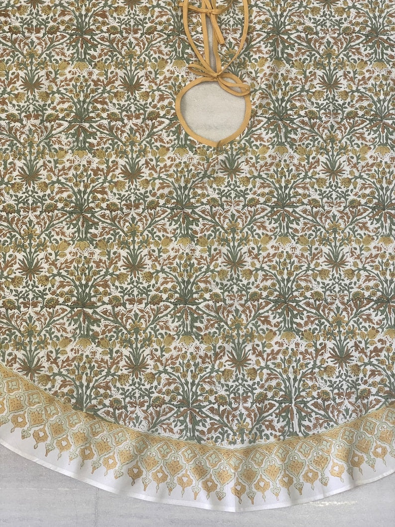 Goldenrod Yellow, Fern Green, Peanut Brown Tree Skirt