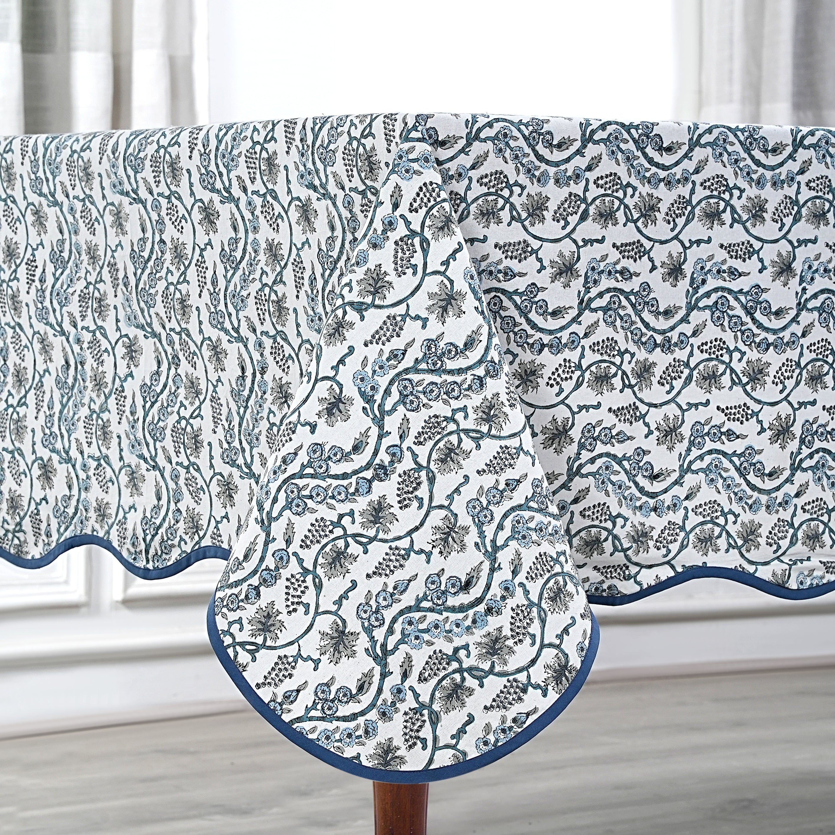 Baby Blue Eyes with Scallop Piping Tablecloth